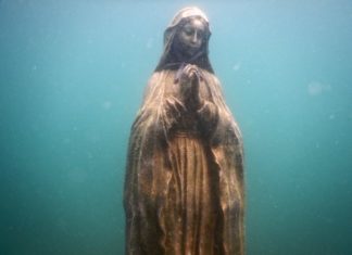 La extraordinaria historia de la virgen bajo el agua en la Isla del Coral en Guayabitos