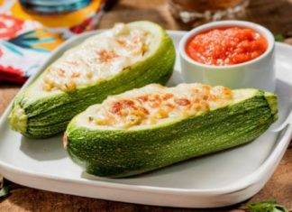 Prepara calabacitas rellenas de queso fundido y tocino