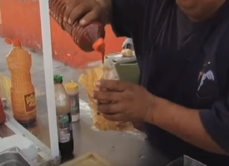 Deliciosas papas “El padrino” frente a la UAN de Tepic, sabor inigualable