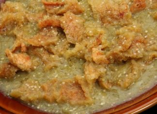 Prepara un irresistible chicharrón en salsa verde