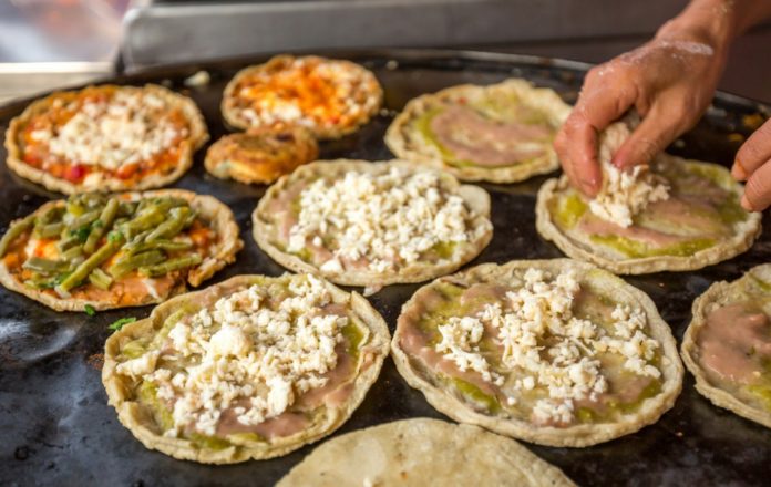 memelas-oaxaquenas-tradicionales-con-salsa-receta