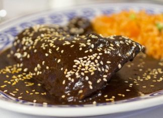 Prepara el tradicional mole poblano