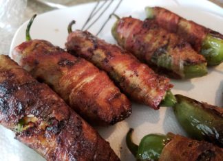 Chiles envueltos en tocino.