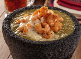Espectacular molcajete de camarones en salsa verde