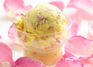 Exótico helado de pétalos de rosa