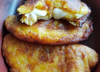 Empanadas de plátano maduro rellenas de queso
