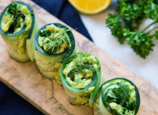Deliciosos rollitos de pepino rellenos de aguacate, la botana perfecta