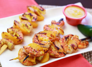 Brochetas de camarón y mango Delicioso y fácil de preparar.