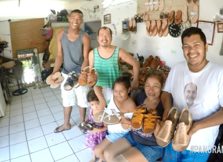Familia nayarita que elabora huaraches con llantas recicladas