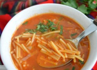 Sopa de fideo con guajillo, como la preparaban las abuelas (receta)