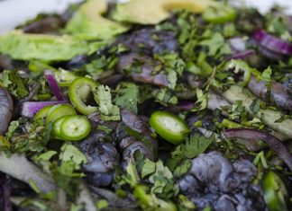 Famoso aguachile negro un manjar imperdible (Receta)