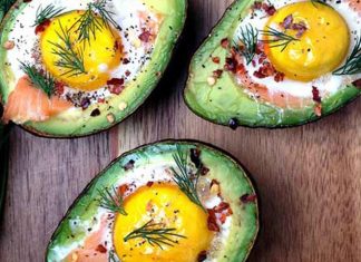 Aguacate con huevo frito, un desayuno diferente