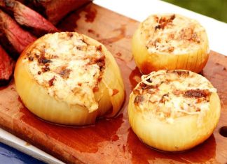 Deliciosas cebollas rellenas de pescado y camarón