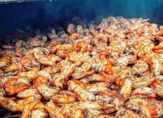 Camarones asados con ajo y limón tradicionales.