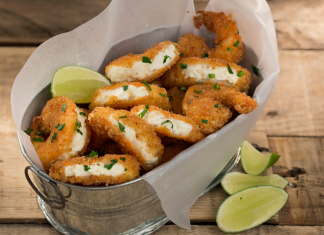 Camarones empanizados rellenos de queso philadelphia