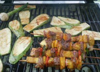 Brochetas de cerdo adobadas