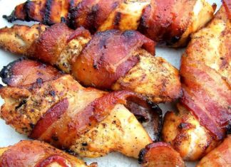 Exquisito pollo envuelto en tocino