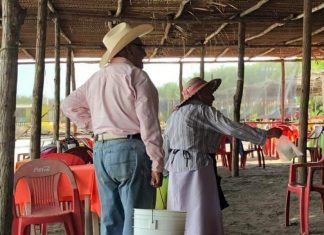 Abuelitos venden atole de coco en playas de Aticama y se hacen virales