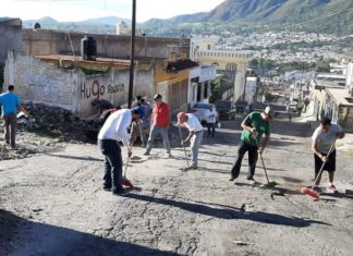 Tepicenses ponen el ejemplo y tapan baches con sus recursos
