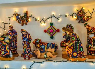 Nacimiento hecho de chaquira al estilo Huichol