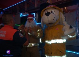 Bomberos regalan dulces comprados con su propio sueldo