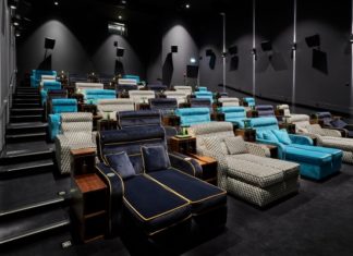 Siéntete en casa: un cine con camas dobles para ti