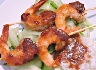 Brochetas de camarón en salsa de tamarindo