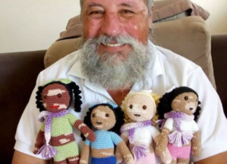 Abuelito teje muñecas con vitíligo y otros padecimientos para ayudar a los niños