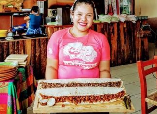 Conoce la famosa quesadilla patrón de 50 cm, si te comes dos son gratis