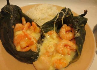 Deliciosos chiles poblanos rellenos de camarón y gratinados