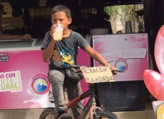 Niño ejemplar de Chacala hace mandados en su bici para ganarse la vida