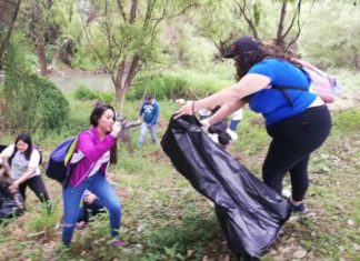 Ejemplares familias nayaritas limpian orillas del río Mololoa