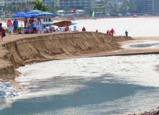Desaparece temporalmente playa en Puerto Vallarta por erosión