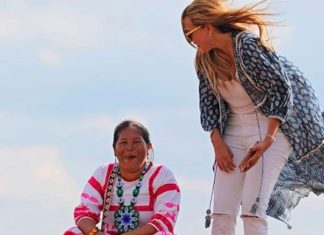 Diseñadora nayarita lleva el arte huichol a la semana de la moda en Nueva York