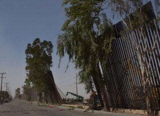 Rachas de Viento Tiran Muro Fronterizo en Mexicali