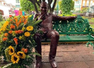 Develan escultura en honor a Bernardo Macías, poeta, periodista y cronista nayarita