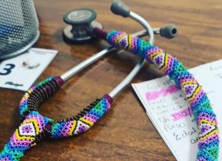 Estetoscopio decorado con arte Wixarika se viraliza en redes sociales