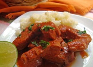 Pescado en salsa de guajillo