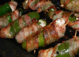 Jalapeños envueltos en tocino y rellenos de queso