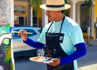 Artista de Guayabitos embellece con su arte y es criticado por su misma gente