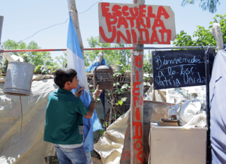 Niño abre una escuela en el patio de su casa para ayudar a otros
