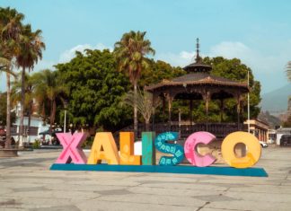 Se inaugura nueva plaza comercial en Xalisco