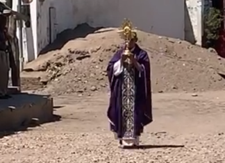 Sacerdote de Mexcaltitán sale a las calles a bendecir