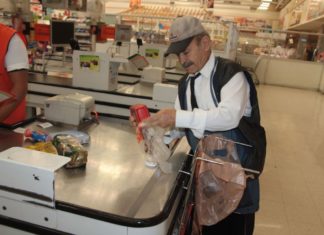Darán mil pesos semanales a abuelitos empacadores en Aguascalientes
