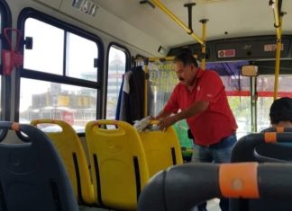 Sorprende chofer de Tepic que desinfecta su camión en cada semáforo