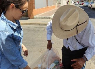 Jóvenes de Tepic causan admiración al repartir despensas a ancianos
