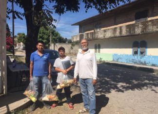Nayarita de buen corazón: reparte despensas para músicos que no tienen trabajo