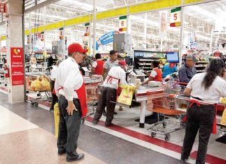 Soriana manda a casa a ancianos empacadores, pero duplicará sus propinas
