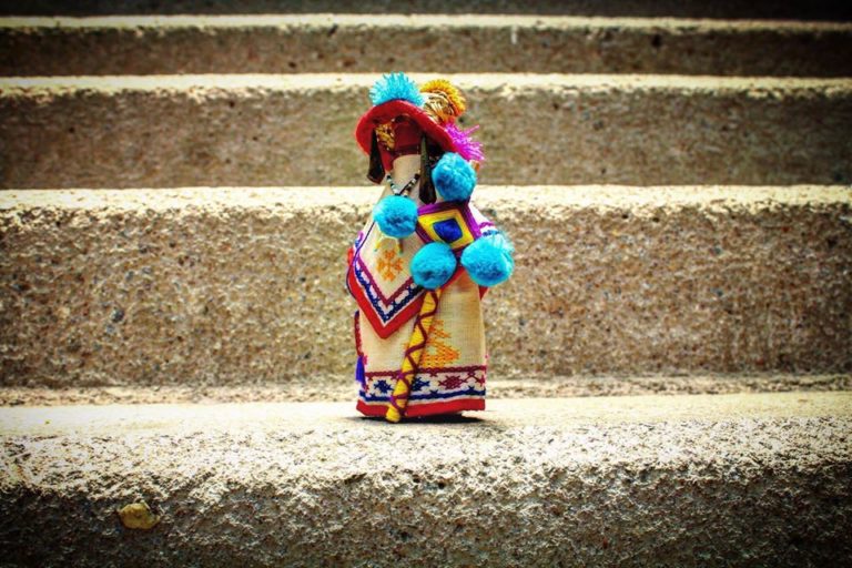La salsa huichol con traje típico, el recuerdo perfecto de Nayarit