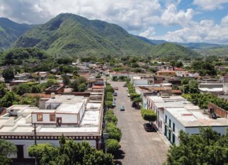 Habitantes de Jala se unen para limpiar la comunidad y protegerse del coronavirus